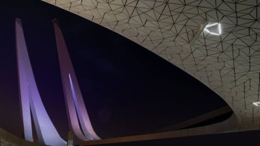 Doha, Katar 10 Ağustos 2020: Education City Camii 'nin gece manzarası.