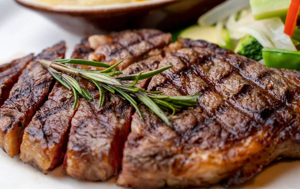 Vue Rapprochée Sur Portion Steak Mariné Aux Côtes Levées Avec — Photo