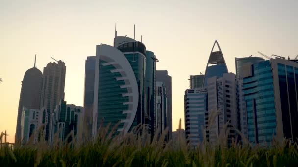 Doha Qatar November 2020 Skyline Qatar City Sunset Gloomy Sky — Vídeos de Stock