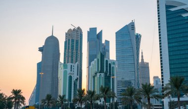 Kış mevsimi boyunca Doha Katar şehrinin renkli Skyline 'ı