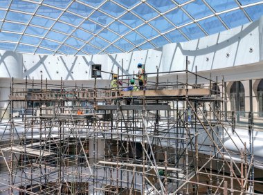 İnşaat işçileri iskele üzerinde çalışıyor..