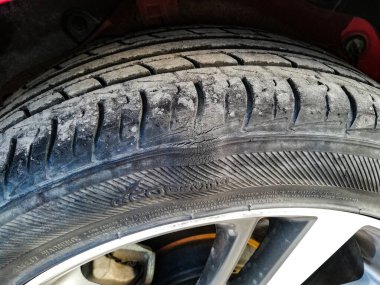 Lastik şişmiş, tekerlek hasar görmüş.