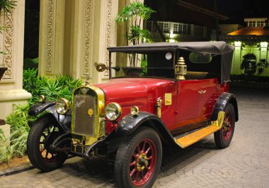 Birleşik Krallık otomobili Austin 7 1920 model klasik kırmızı renkli araba.