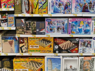 Süpermarkette satılık çocuk bulmaca oyunları
