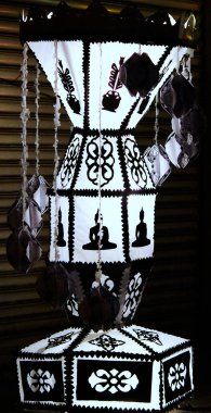 Vesak bayramlarında renkli Sri Lanka Vesak fenerleri. Vesak, Mayıs ayı boyunca Sri Lanka 'da Budistler tarafından kutlanır. Vesak fenerleri