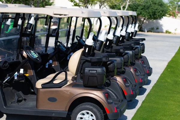 Carrito Golf Cierre Golf Campo Verde Cielo Azul Nublado Paisaje —  Fotos de Stock