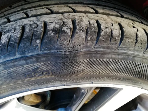 타이어에 부딪히고 바퀴에 손상을 — 스톡 사진