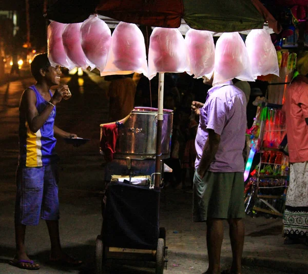 Srilankan男人在街上卖糖果 — 图库照片