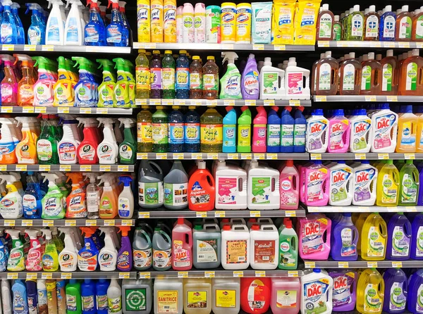 Süpermarket raflarında ev eşyaları, deterjanlar ve teklifler