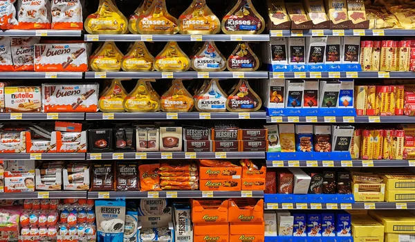 Chocolade Snoepjes Koop Supermarkt Plank — Stockfoto