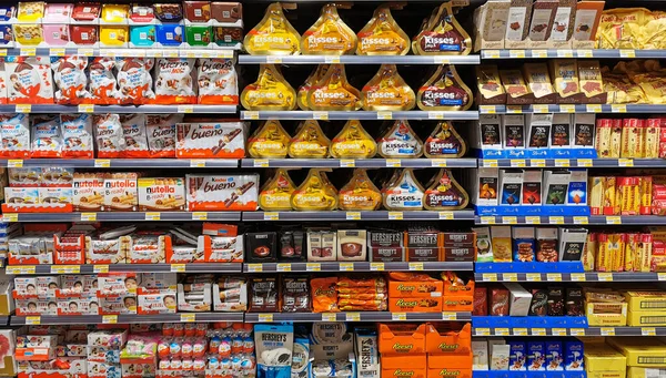 Chocolade Snoepjes Koop Supermarkt Plank — Stockfoto