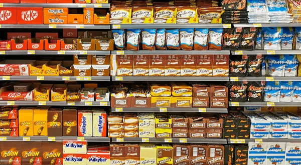 Doces Chocolate Para Venda Prateleira Supermercado — Fotografia de Stock