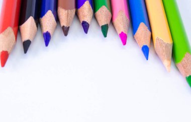 Boya kalemleri - renkli kalemler, renkli kalemler, renkli kalem uçlarından makro pozlar, bir okul sanat odasından kullanılmış kalemler. Okul kırtasiyesi, okula dönüş.