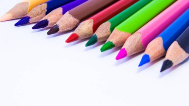 Boya kalemleri - renkli kalemler, renkli kalemler, renkli kalem uçlarından makro pozlar, bir okul sanat odasından kullanılmış kalemler. Okul kırtasiyesi, okula dönüş.