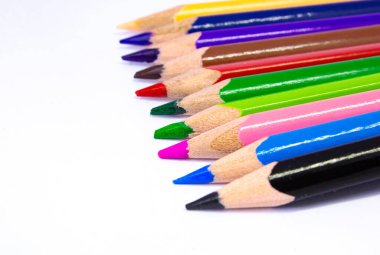 Boya kalemleri - renkli kalemler, renkli kalemler, renkli kalem uçlarından makro pozlar, bir okul sanat odasından kullanılmış kalemler. Okul kırtasiyesi, okula dönüş.