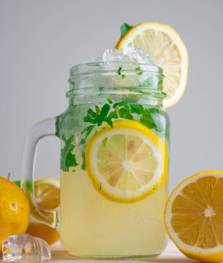 Limonlu mojito kokteyli, üzerinde nane şekeri olan ahşap kavanozlar..