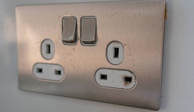 Yanmış elektrik prizi, güvensiz duvar güç prizi.