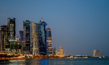 Yaz boyunca Doha Katar şehrinin renkli Skyline 'ı.