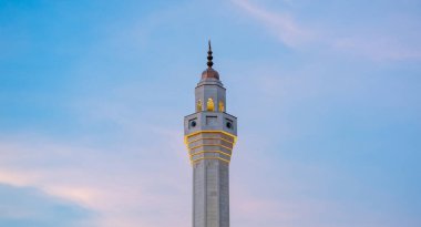 Katar 'da yağmurlu bir günde kara bulutlu Müslüman cami minaresi