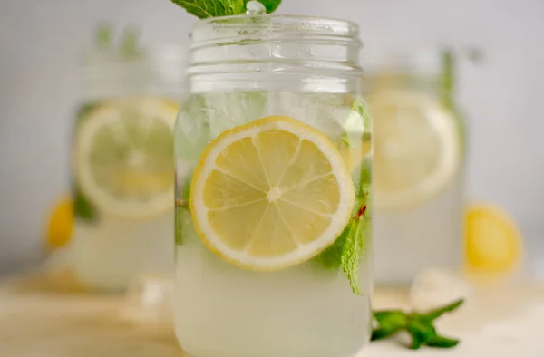 Tre Cocktail Mojito Limone Con Menta Vasetti Legno — Foto Stock