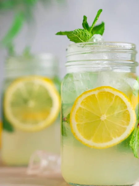 Tre Cocktail Mojito Limone Con Menta Vasetti Legno — Foto Stock