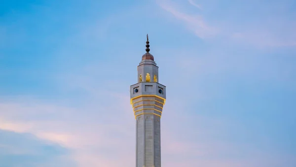 卡塔尔的穆斯林清真寺尖塔 雨天乌云密布 — 图库照片