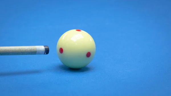 青いプールテーブルのビリヤードボール 選択的焦点 — ストック写真