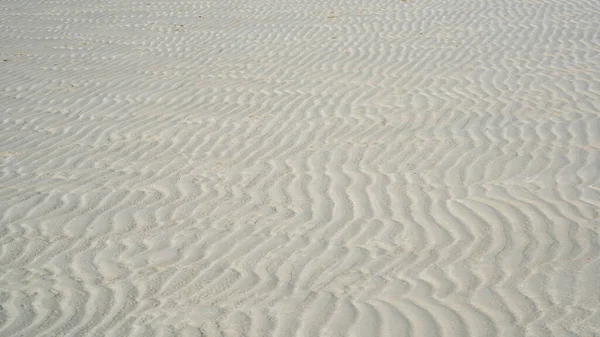 Naturalny Wzór Piasku Płaskiej Piaszczystej Plaży Podczas Odpływu Skupienie Selektywne — Zdjęcie stockowe