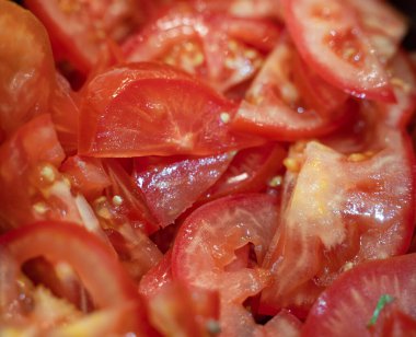 Taze dilimlenmiş domates parçaları..