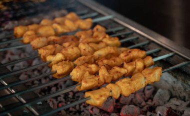 Geleneksel Arap yemekleri ızgarada Shish Taouk. Geleneksel yemek.
