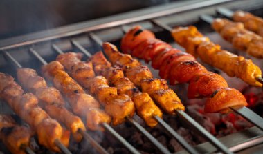 Geleneksel Arap yemekleri Shish Taouk ve domates ızgarada. Geleneksel yemek.