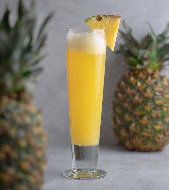 Bardakta taze meyve suyu, ananas suyu.