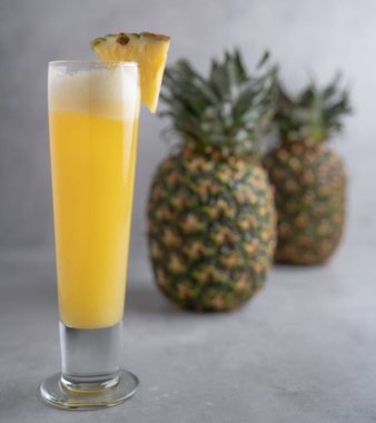 Bardakta taze meyve suyu, ananas suyu.