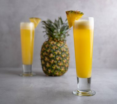 Bardakta taze meyve suyu, ananas suyu.