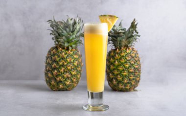 Bardakta taze meyve suyu, ananas suyu.