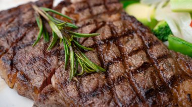 Salamura edilmiş ızgara pirzola bifteği, fırında patates ve sebzeyle yakından bakın. Biftek.