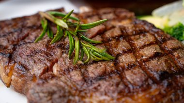 Salamura edilmiş ızgara pirzola bifteği, fırında patates ve sebzeyle yakından bakın. Biftek.