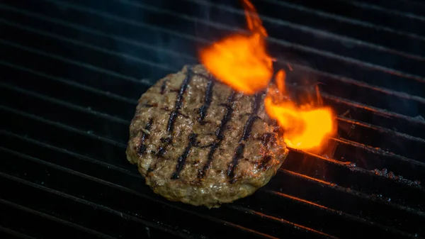 Gotowanie Hamburgery Patty Gorącym Grillu Płomieniami Przygotowanie Hamburgerów — Zdjęcie stockowe