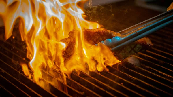 Vista Perto Costeleta Bife Grelha Com Pimenta Rosmaninho Sal Bife — Fotografia de Stock