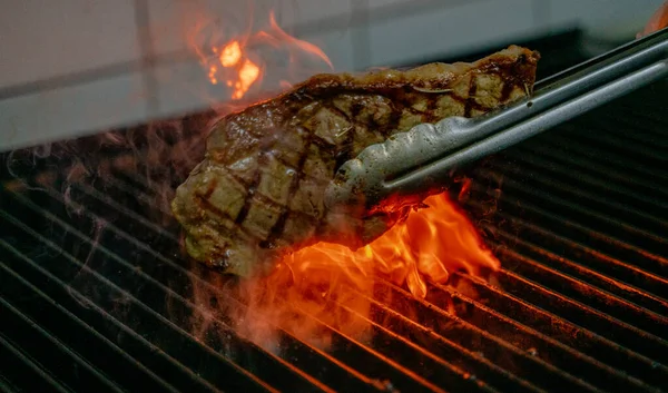 Vista Perto Costeleta Bife Grelha Com Pimenta Rosmaninho Sal Bife — Fotografia de Stock