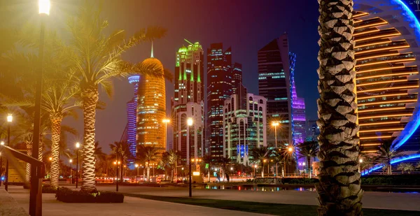 Февраля 2019Г Разноцветный Skyline Города Доха Катар Ночью Зимний Сезон — стоковое фото
