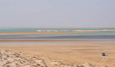 Doha Katarında Sealine 'in (kum tepeleri) manzarası