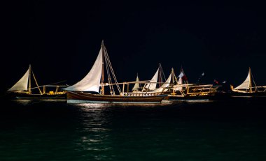 Dhow in doha, qatar adlı geleneksel tekneler.