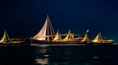 Dhow in doha, qatar adlı geleneksel tekneler.