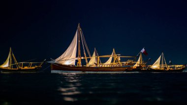 Dhow in doha, qatar adlı geleneksel tekneler.