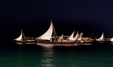 Dhow in doha, qatar adlı geleneksel tekneler.