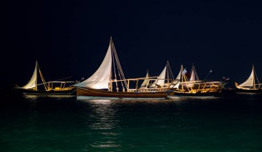 Dhow in doha, qatar adlı geleneksel tekneler.
