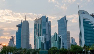 Katar 'ın başkenti Doha gökdelenleri yükseliyor. seçici odak