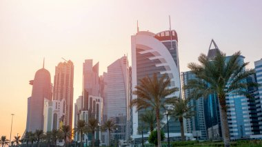 Kış mevsimi boyunca Doha Katar şehrinin renkli Skyline 'ı