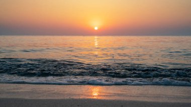 Renkli canlı okyanus plajı gün doğumu bir yaz günü boyunca.